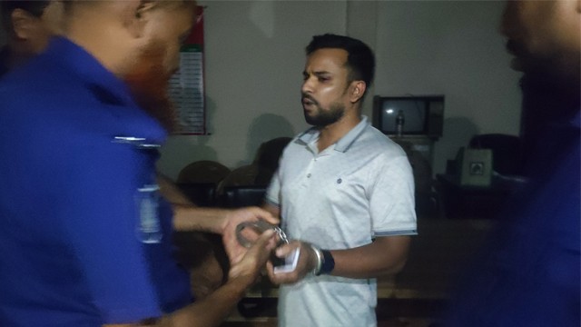 চাঁপাইনবাবগঞ্জ পৌরসভার কর্মকর্তাকে ভয়ভীতি-হুমকি ও মারধরের চেষ্টা, যুবক আটক