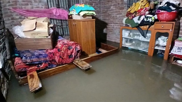 রাতভর বৃষ্টিতে চাঁপাইনবাবগঞ্জ শহরের বাসাবাড়িতে ঢুকেছে পানি