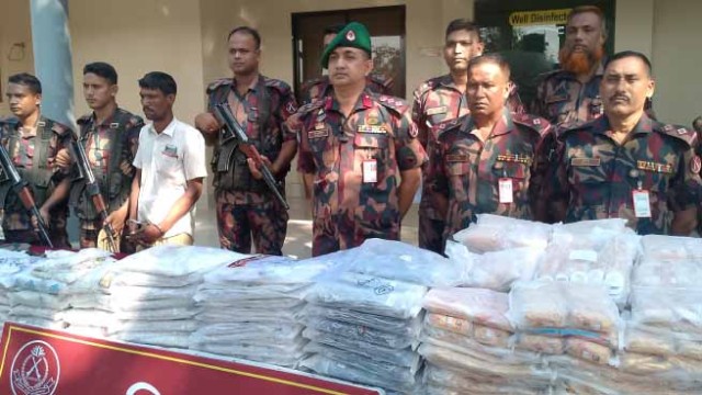 চাঁপাইনবাবগঞ্জে রৌপ্য ও সিটি গোল্ডের অলংকারাদি জব্দ, আটক-১