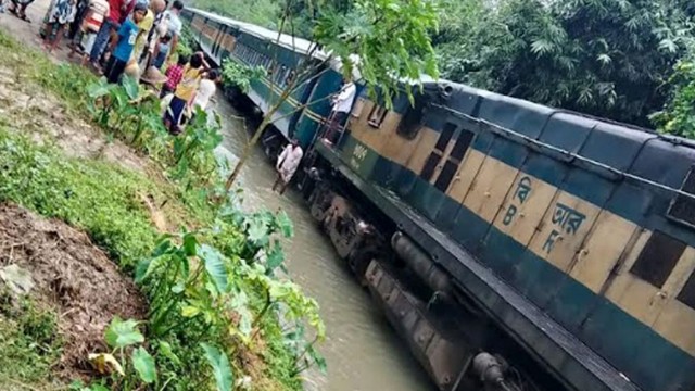 রাতভর বৃষ্টিতে রেললাইনে হাঁটুপানি, বিলম্বে ছাড়লো বনলতা এক্সপ্রেস