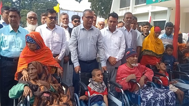 শিবগঞ্জে বাইসাইকেল, হুইল চেয়ার ও সেলাই মেশিন বিতরণ