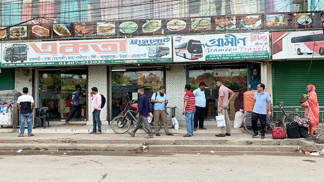 টানা দ্বিতীয় দিনের মতো চাঁপাইনবাবগঞ্জ থেকে দূরপাল্লার বাস চলাচল বন্ধ