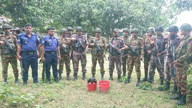 চাঁপাইনবাবগঞ্জে আমবাগানে মিলল ১৭ ককটেল