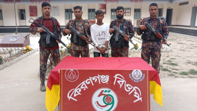 চাঁপাইনবাবগঞ্জ সীমান্তে ভারতীয় চোরাকারবারী আটক