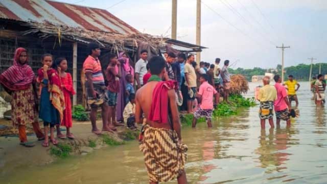 চাঁপাইনবাবগঞ্জে তলিয়ে গেছে ফসলি জমি, শিক্ষাপ্রতিষ্ঠানে পাঠদান ব্যাহত