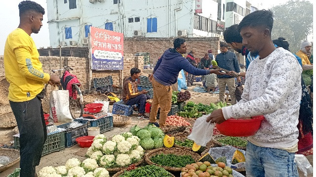 শীত মৌসুমেও চড়া চাঁপাইনবাবগঞ্জের সবজির বাজার