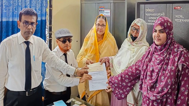 প্রয়াত আইনজীবীর নমিনিদের কাছে ২০ লাখ টাকার তহবিলের চেক হস্তান্তর