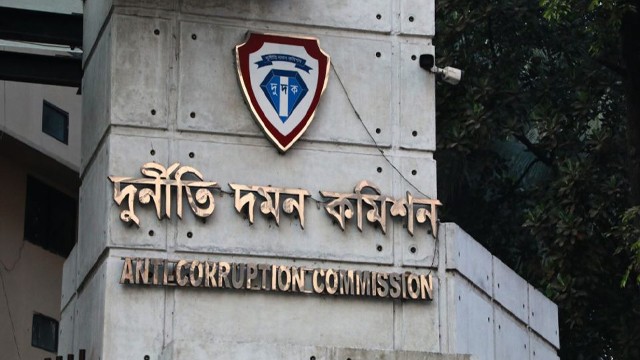 ছদ্মবেশে পীরগঞ্জ স্বাস্থ্য কমপ্লেক্সে দুদকের অভিযান, মিলেছে নানা অনিয়ম