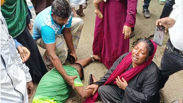 দুর্ঘটনায় নিহত একই পরিবারের ৭ জনের দাফন সম্পন্ন, কাঁদছে পুরো গ্রাম