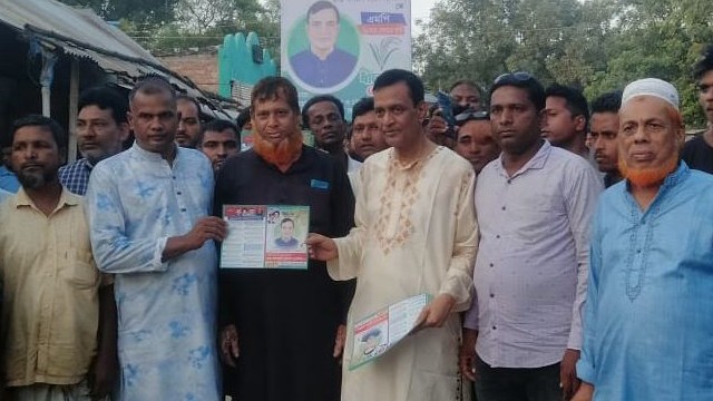 নাচোলের কসবা ইউনিয়নে বিএনপি নেতা আশরাফের লিফলেট বিতরণ
