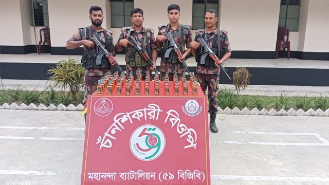 ভোলাহাটে সীমান্তে ৯৩ বোতল ভারতীয় ব্ল্যাক হান্ট মদ জব্দ