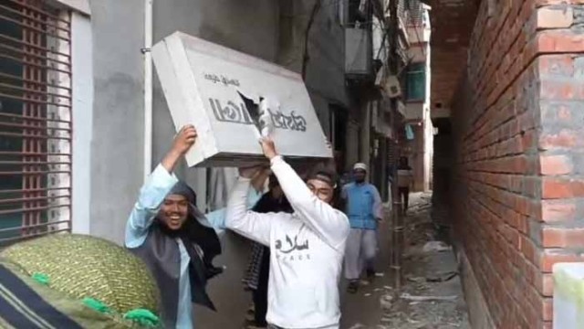 রাজশাহীতে প্রথম আলোর  অফিসের সাইনবোর্ড খুলে নিলো উৎসুক জনতা