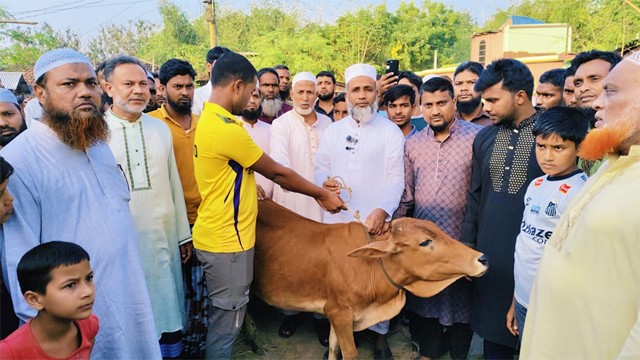 ভোলাহাটে অগ্নিকাণ্ডে ক্ষতিগ্রস্ত পরিবারের পাশে জামায়াত