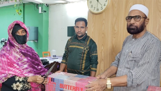 অসহায় চার নারীর মাঝে জামায়াত নেতা লতিফুরের সেলাই মেশিন বিতরণ