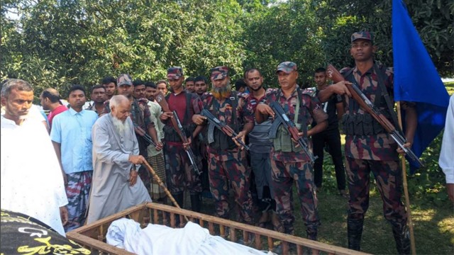শিবগঞ্জ সীমান্তের শূন্যরেখায় বোনকে শেষ দেখা দেখল ভাই ও স্বজনরা