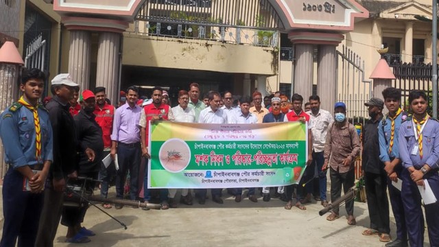 ডেঙ্গু প্রতিরোধে চাঁপাইনবাবগঞ্জ পৌরসভায় পরিষ্কার পরিচ্ছন্নতা অভিযান