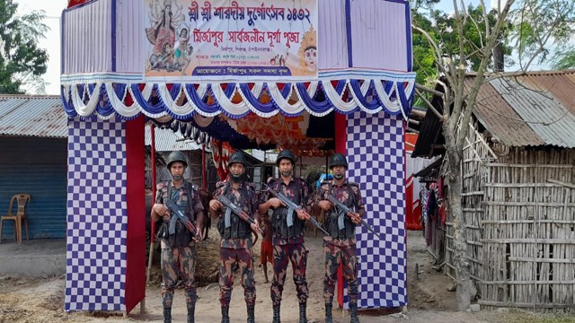 দুর্গাপূজা উপলক্ষে চাঁপাইনবাবগঞ্জ সীমান্তে বিজিবির সর্তকতা, মন্দিরে টহল জোরদার