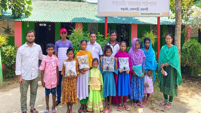 পূজাতে নতুন পোশাক পেল ১০ শিক্ষার্থী